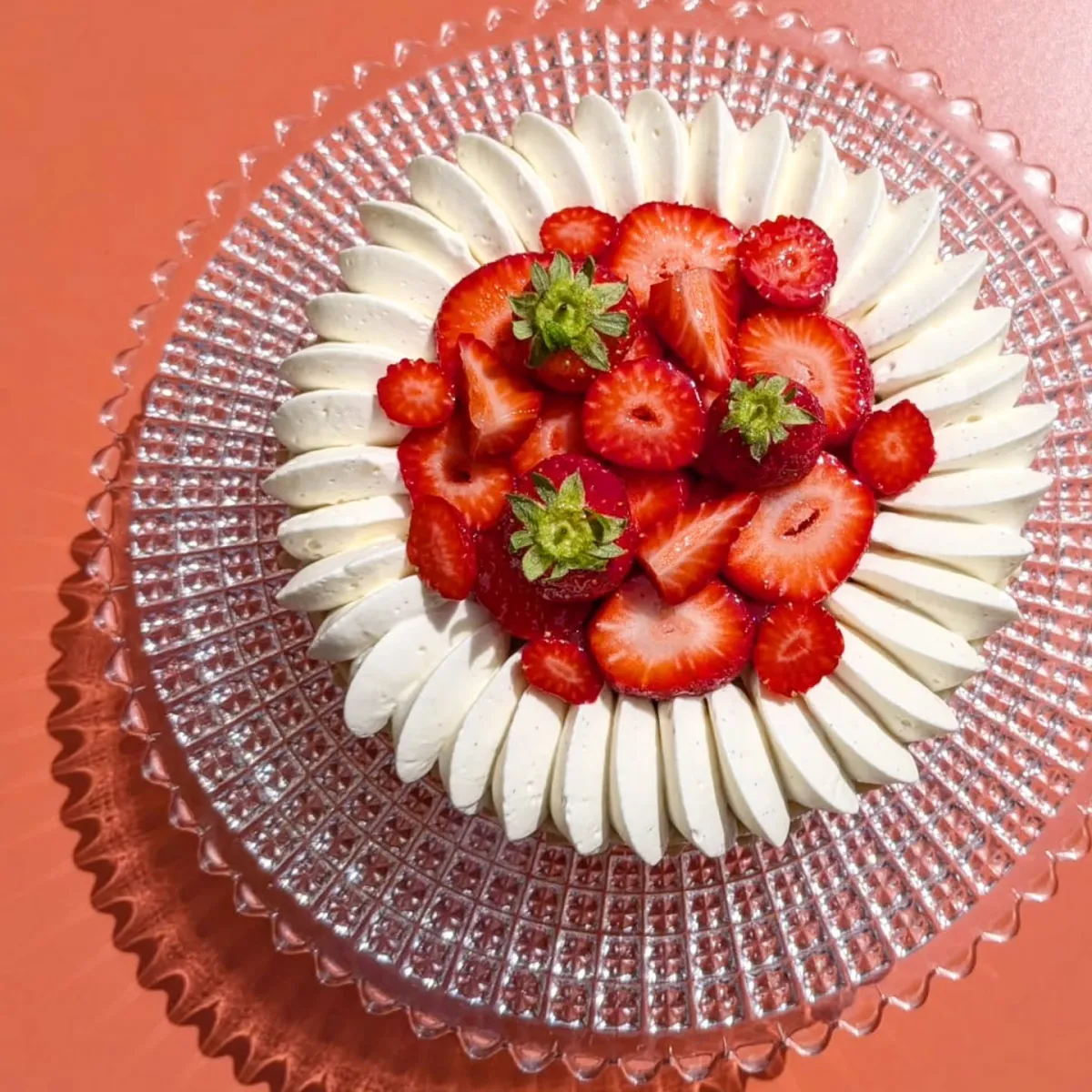 Entremet fraise, yuzu, vanille et verveine